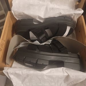 Brand new and Authentic UGG Chunky platforms, Women Sz 9.